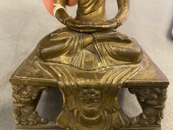 Een Chinese vergulde bronzen figuur van Boeddha Amitayus, Qianlong